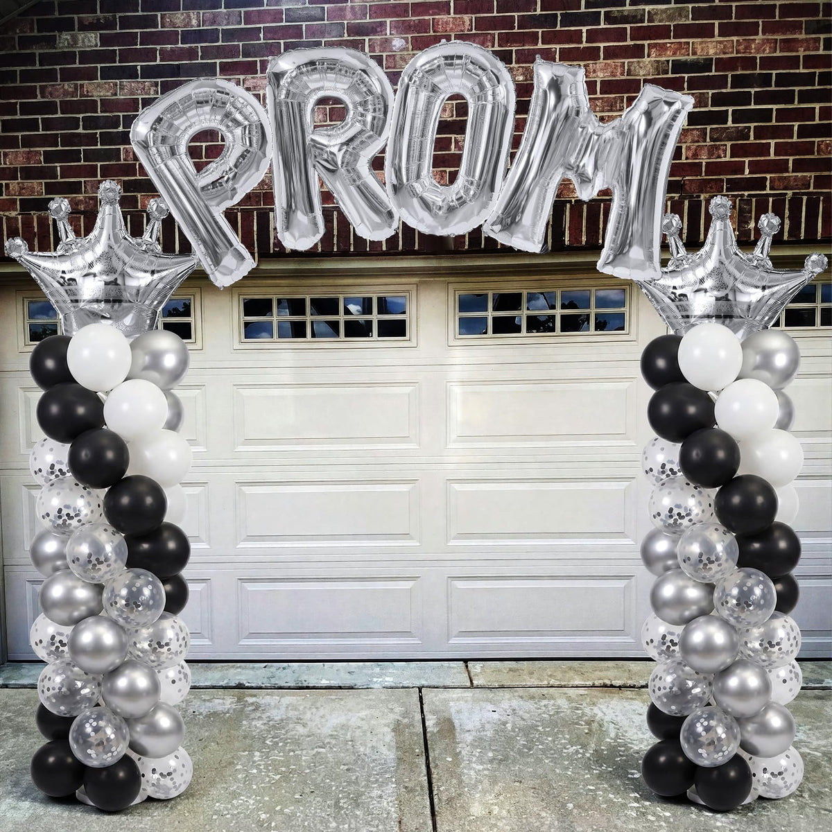 Seenelling Class of 2026 foil balloons elevate graduation photo props.