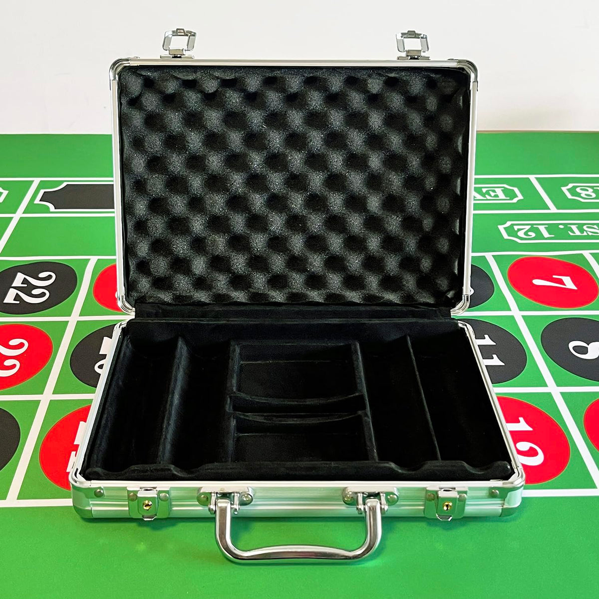 SEETOOOGAMES case with locks keeps your poker components secure