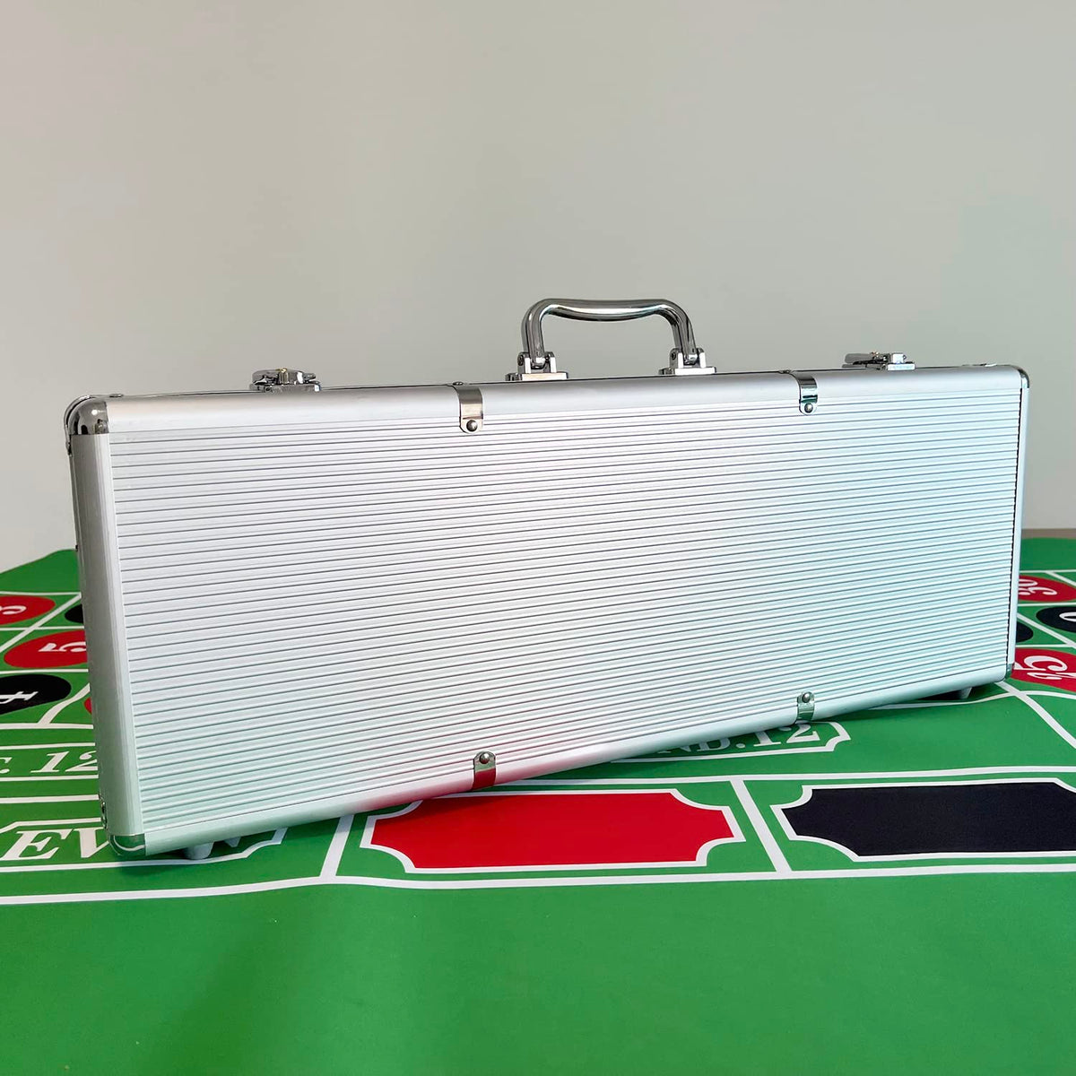 SEETOOOGAMES aluminum poker chip case side view showing sturdy construction