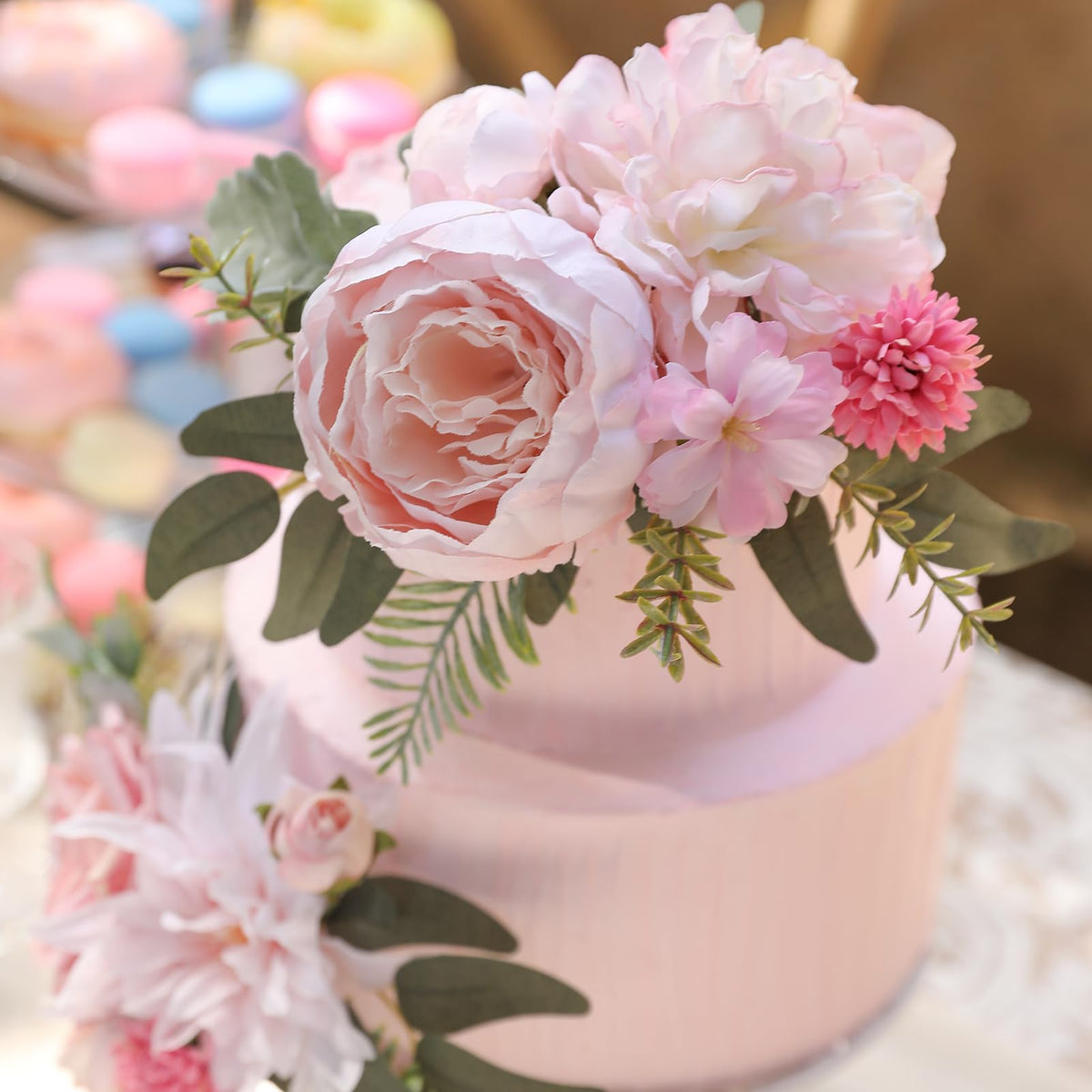 Serra Flora powder blusher dahlia creates delicate, romantic cake decorations.