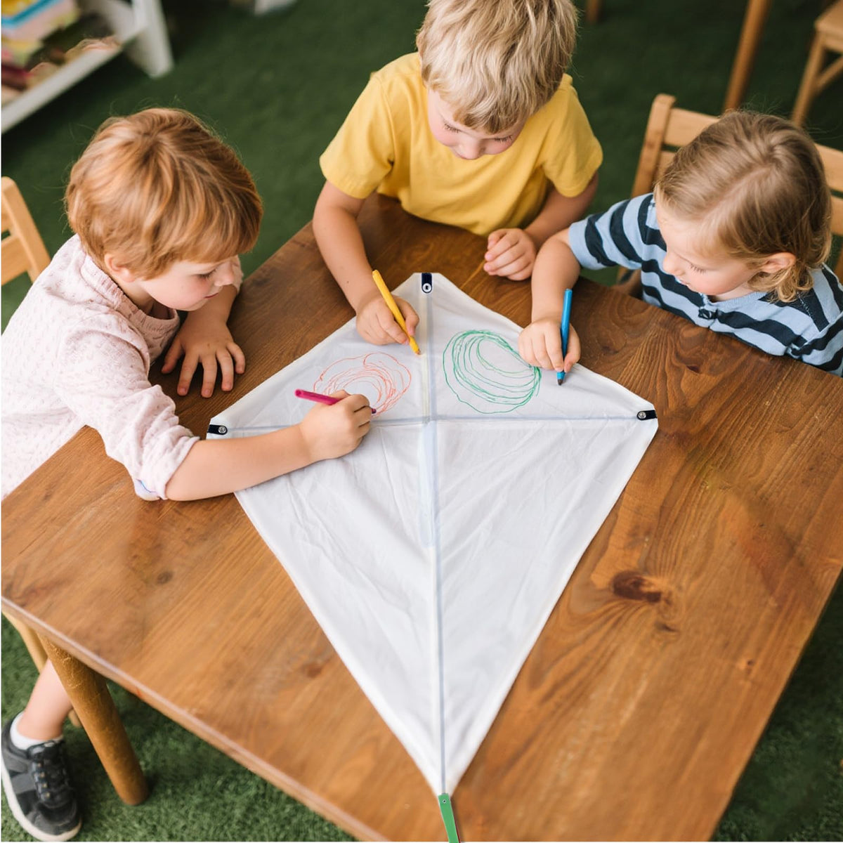 SGftre Ten-pack kites for group play at parties and events.
