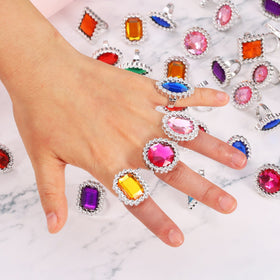 Shappy rectangular ring with crystal-like shine for bridal shower activities.