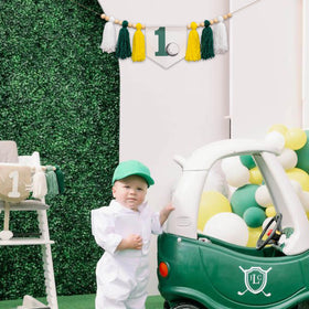Sherkarmiu wall decor adds playful golf theme to photos.