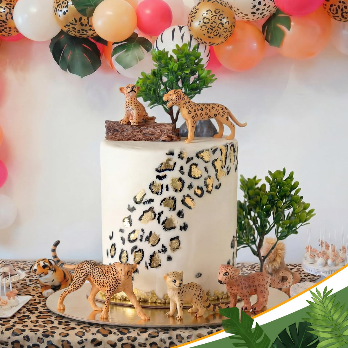 Simgoing sitting cheetah topper provides a graceful centerpiece for desserts.