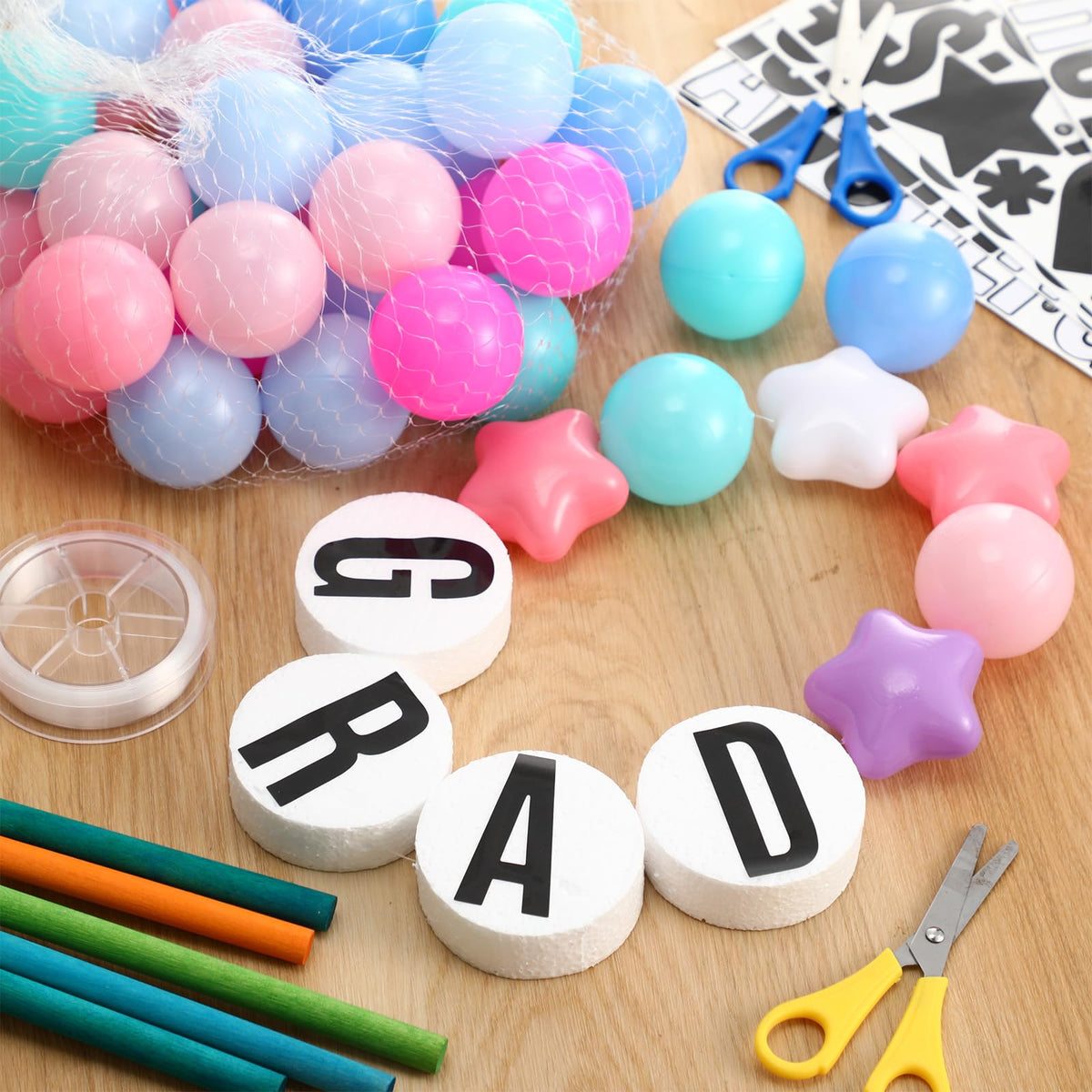 Simgoing round and star beads deliver vibrant DIY craft visuals.