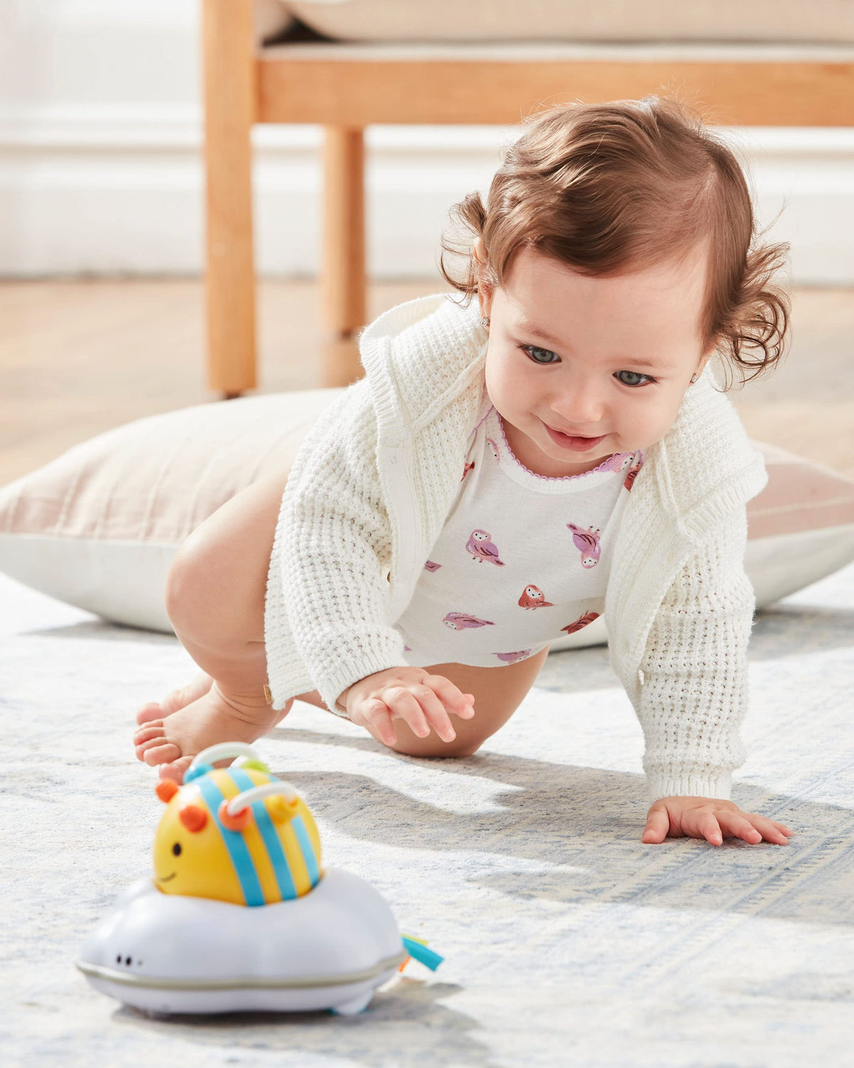 Skip Hop Follow-Me Bee compact design fits small play spaces.