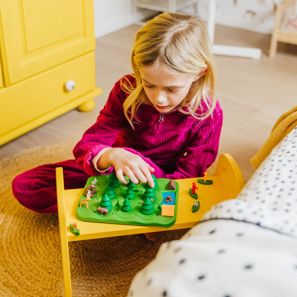 SmartGames Grizzly Gears forest maze on the board enhances spatial reasoning during play.