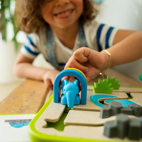 SmartGames Safari Park Jr. age-3 friendly design supports early learning through play.