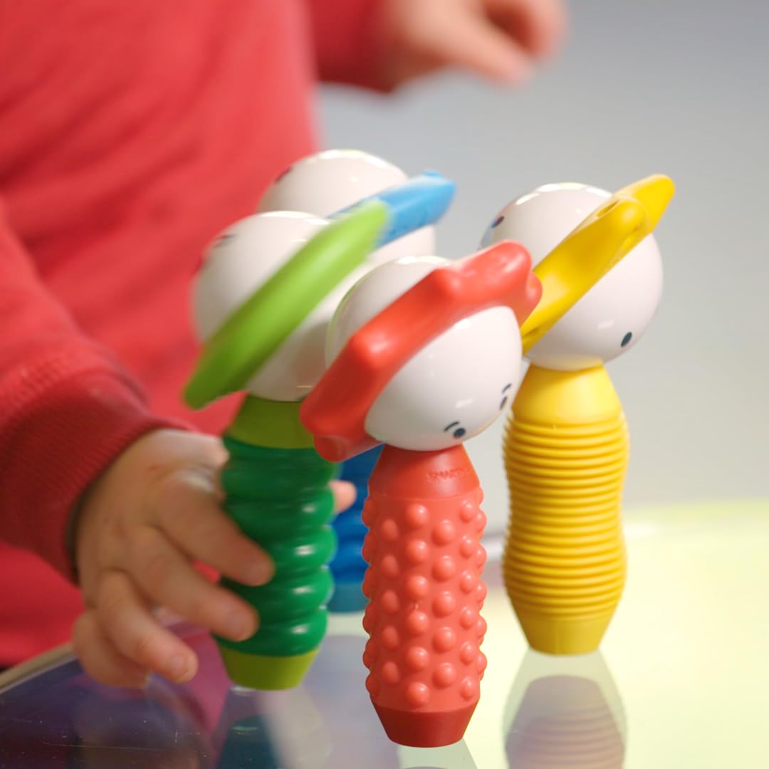 SmartMax First Sounds magnetic bars allow safe, intuitive building for toddlers.