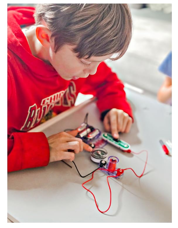 Snap Circuits Magnet Fun Lab poles and compass: magnetism explained through experiments.