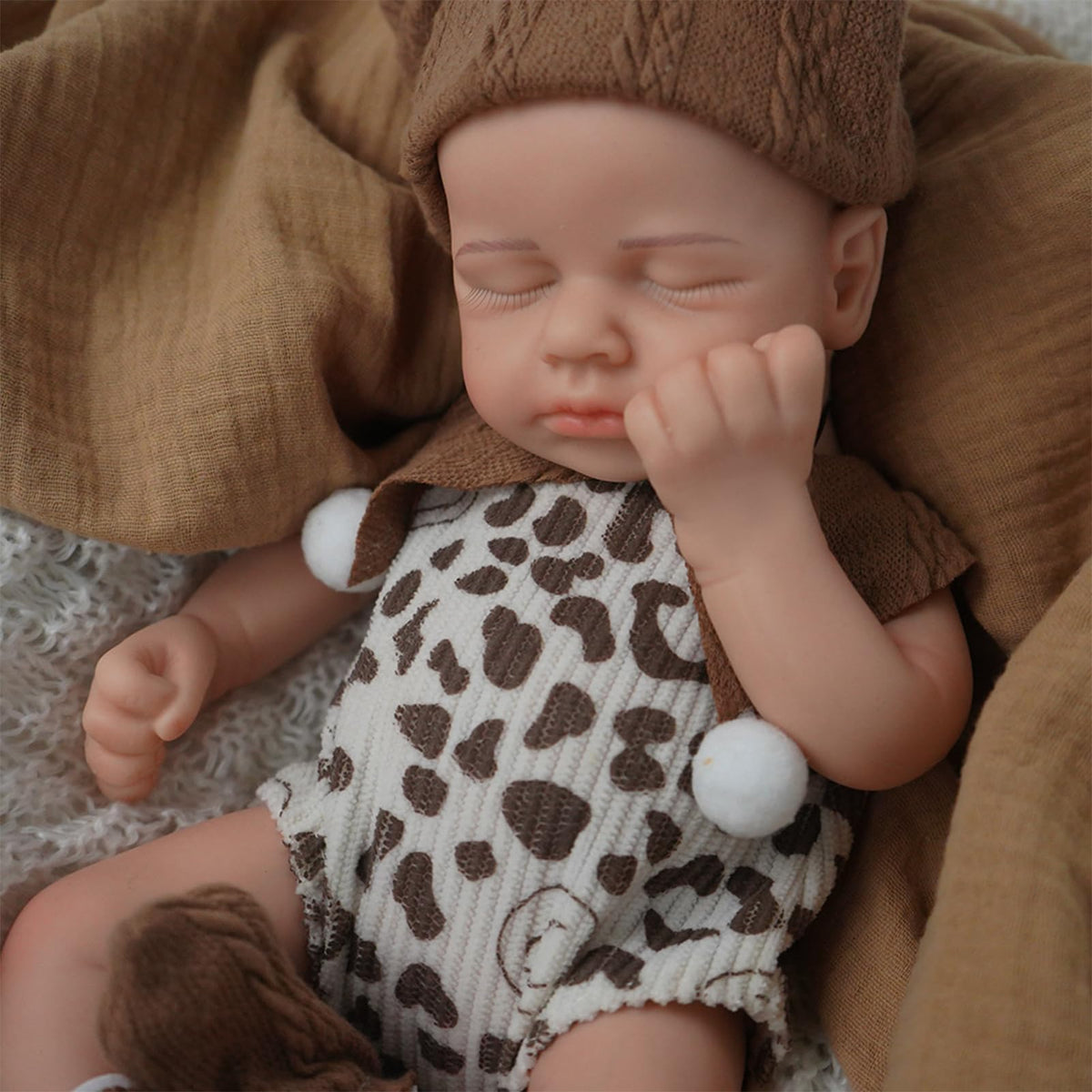 SOFTMARY 2.3 lb weight feels like a real newborn to hold.
