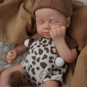 SOFTMARY 2.3 lb weight feels like a real newborn to hold.