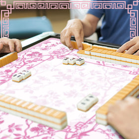 Sonwyoung game mat protects the table surface and reduces friction during games.