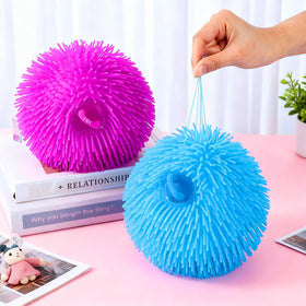 Hand holding a Sonwyoung 8-inch puffer ball for comfortable squeezing