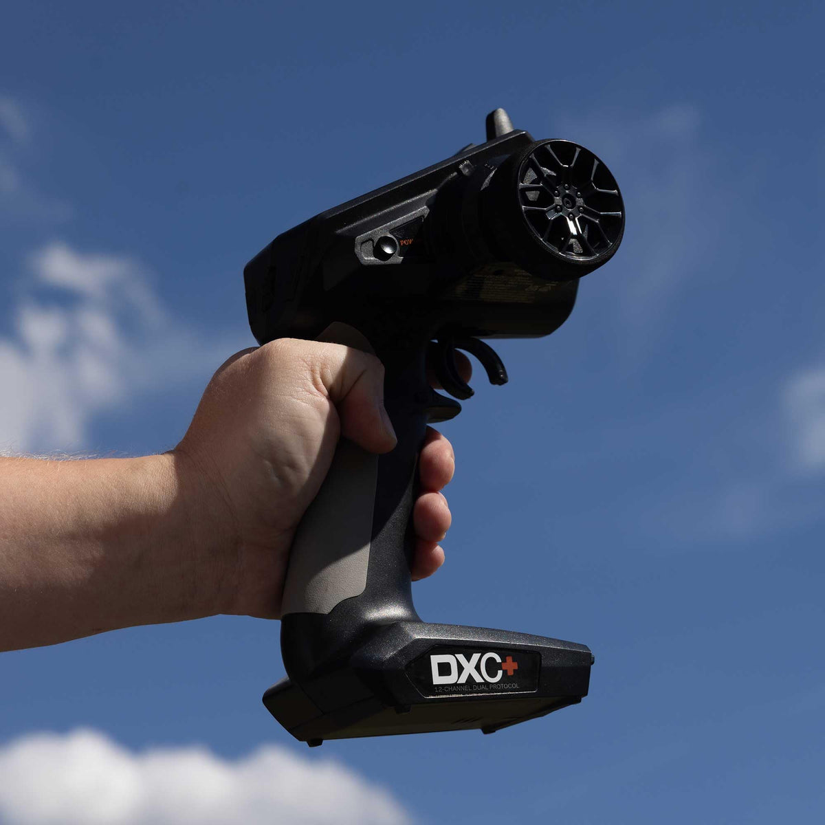 Spektrum DXC+ 2.4GHz DSMR+ antenna enables stable wireless communication.