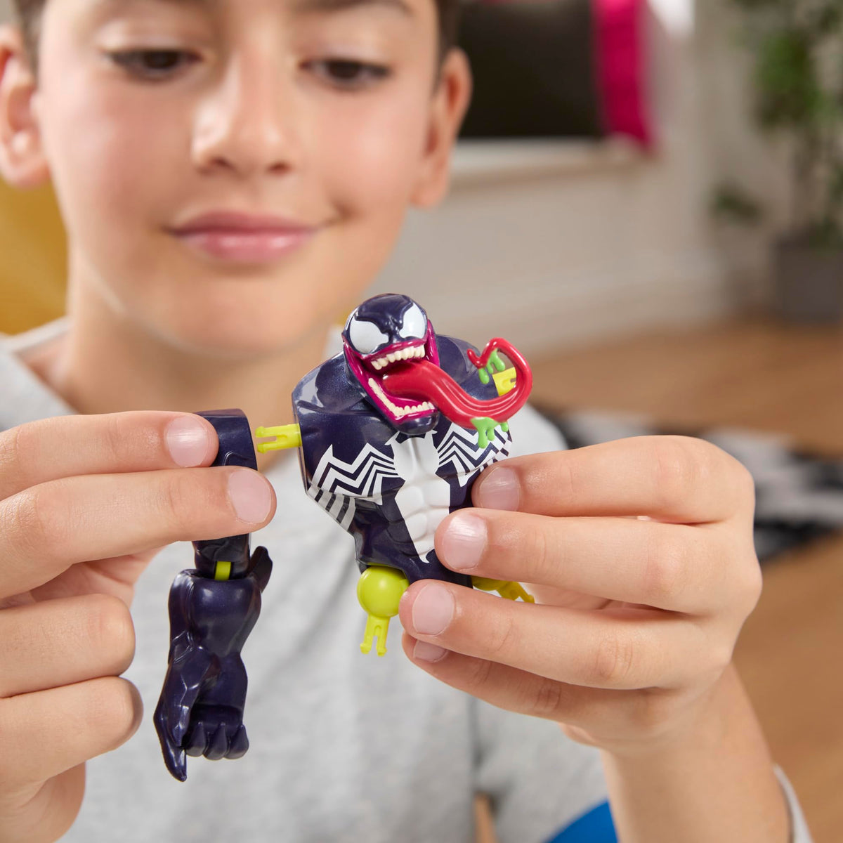 Alternate hand for varied grip during Spider-Man MixMashers mash-up battles.
