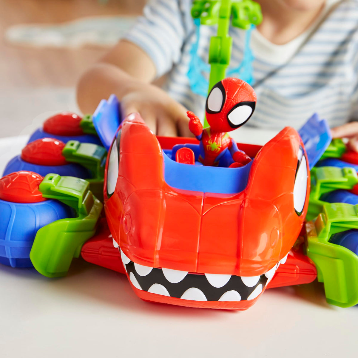 Articulated crane with capture claw for grabbing play targets
