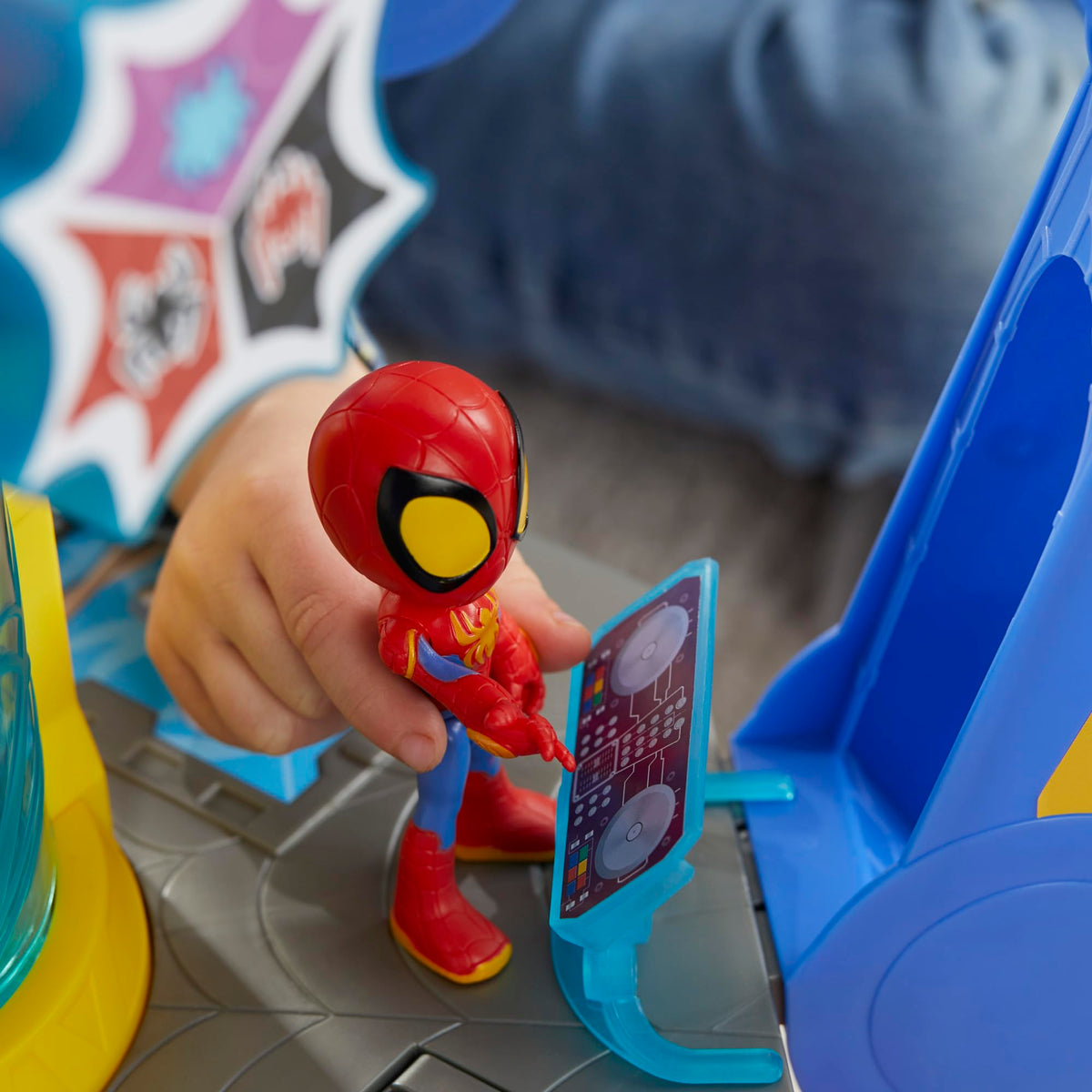 Box art and guide for Spidey and His Amazing Friends Web-Spinners Web-Quarters