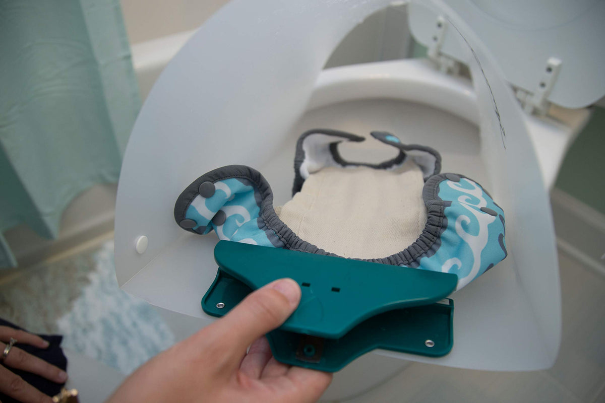 Spray Pal aids pre-rinsing fleece liners with splash-free cleaning.