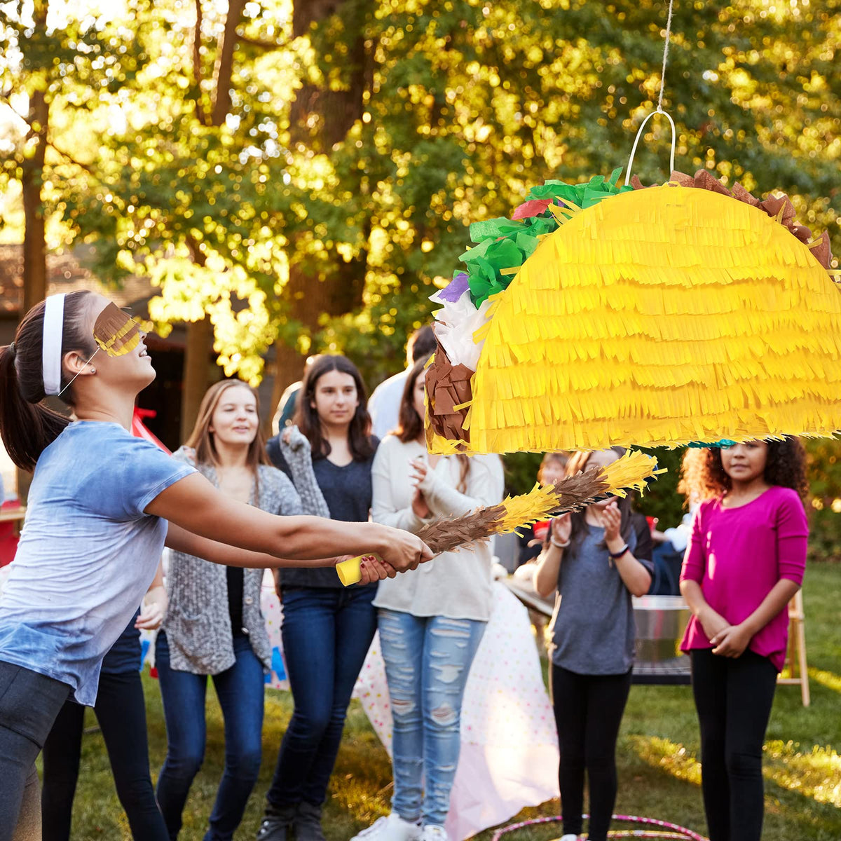 Sratte eye mask included for blindfold party games