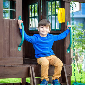 Sratte outdoor play area with durable plastic accessories