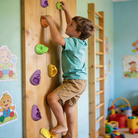 SREHRLY kid-friendly holds design supports safe, imaginative play.