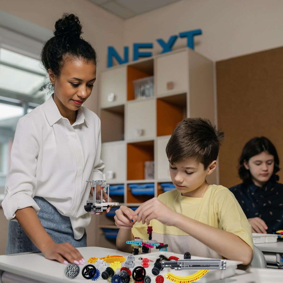 SSHLKBB gift-pack for brick fans inspires creative engineering projects.