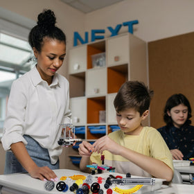 SSHLKBB gift-pack for brick fans inspires creative engineering projects.
