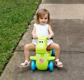 Step2 Dino Dash footrests image conveys easy mounting and stable seating.