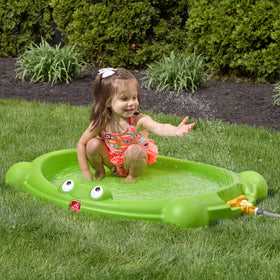 Step2 Water Bug Splash Pad sprinkler action provides refreshing water spray.