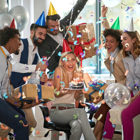 Sumind bundle of 100 cone hats supports group celebrations.