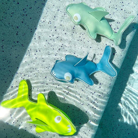 Sunnylife Dive Buddies Salty the Shark Neon Yellow illustrates bright, durable neoprene for splashy play.