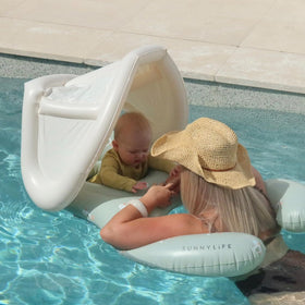 SUNNYLiFE Float Together Sammy the Seagull Green face-to-face design supports bonding during pool time.