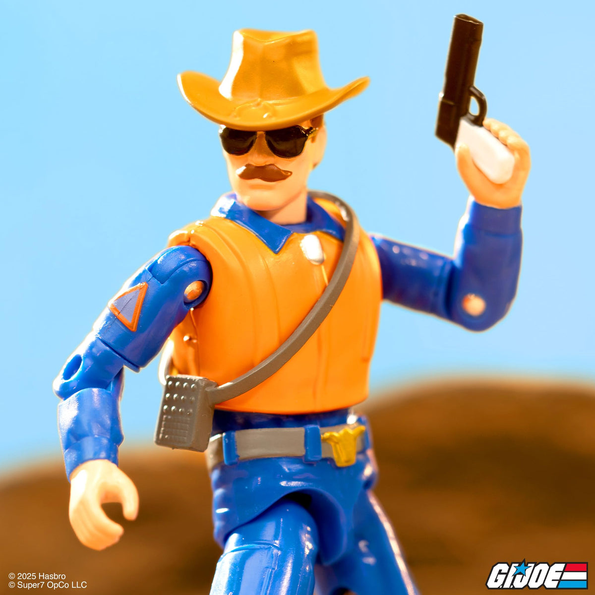 Removable communication pack enables dynamic piloting scenarios and posing.