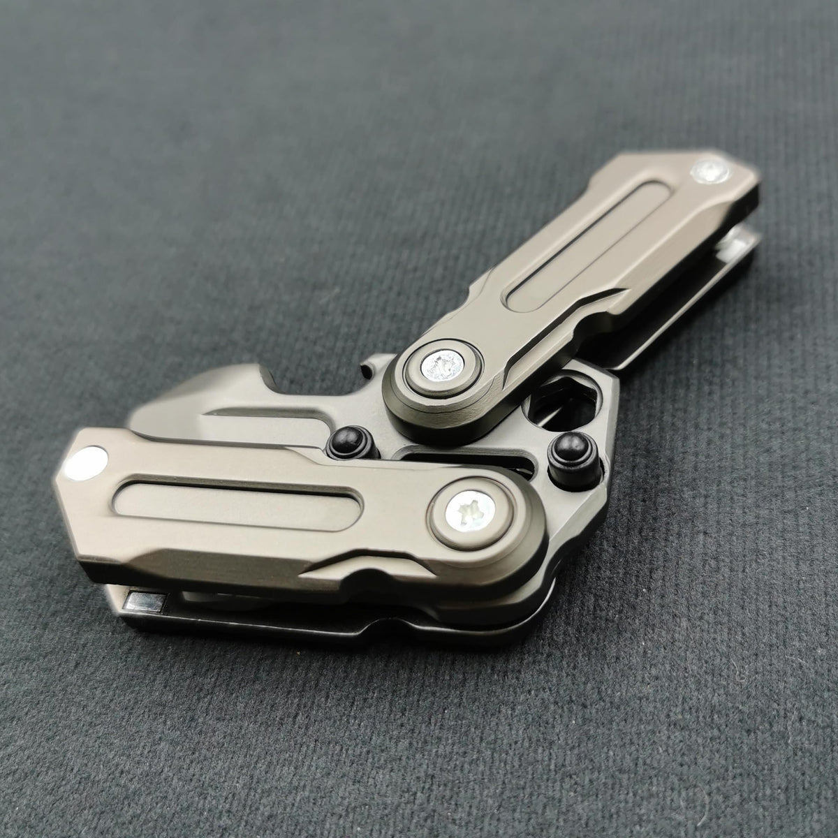 T-Conceal EDC crowbar-fidget-design for versatile grip and subtle leverage