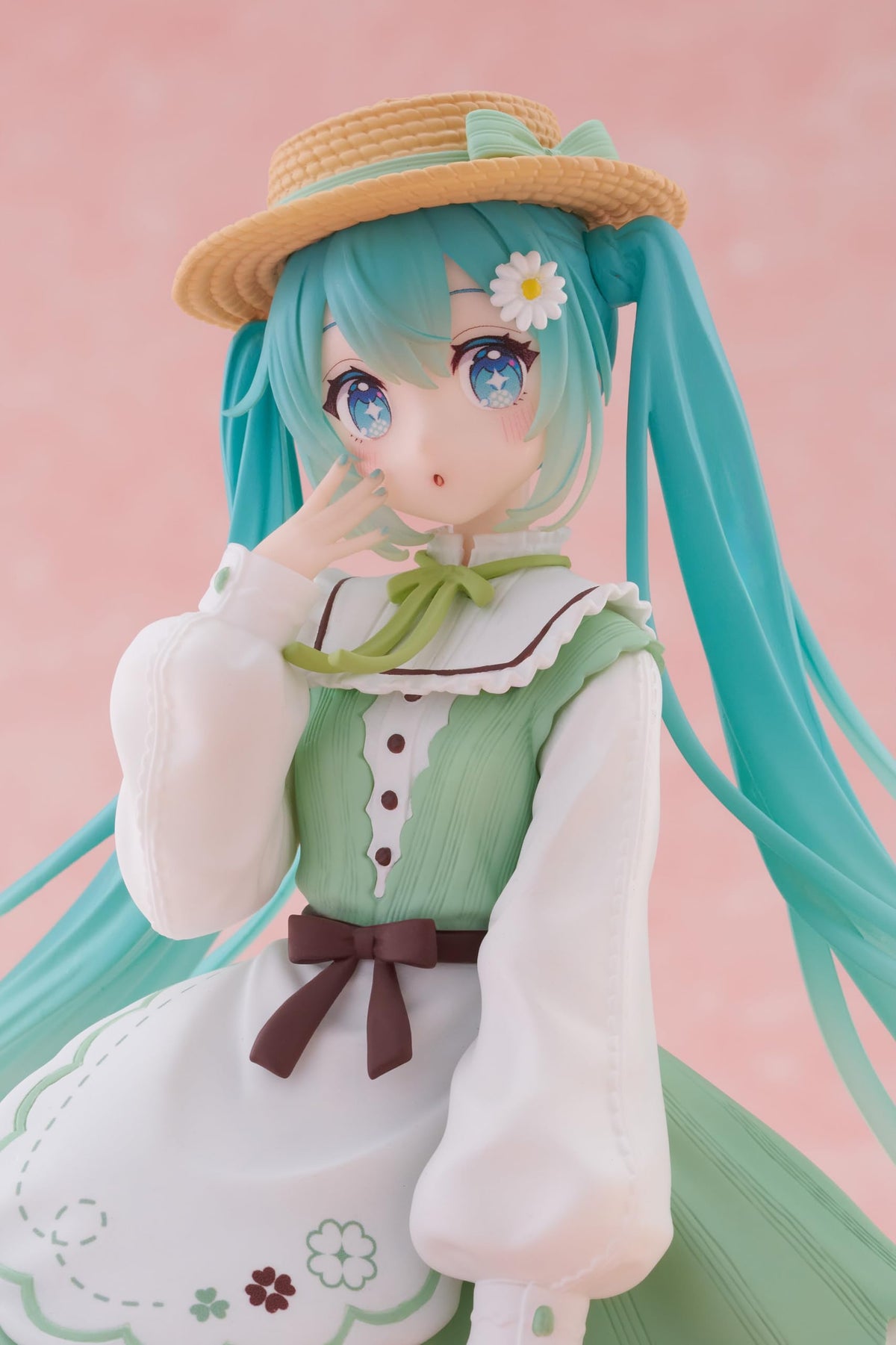 Hatsune Miku country ver display pose boosts shelf appeal.