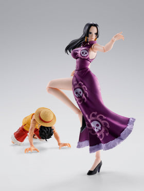 Interchangeable hands enable varied gestures for dynamic poses