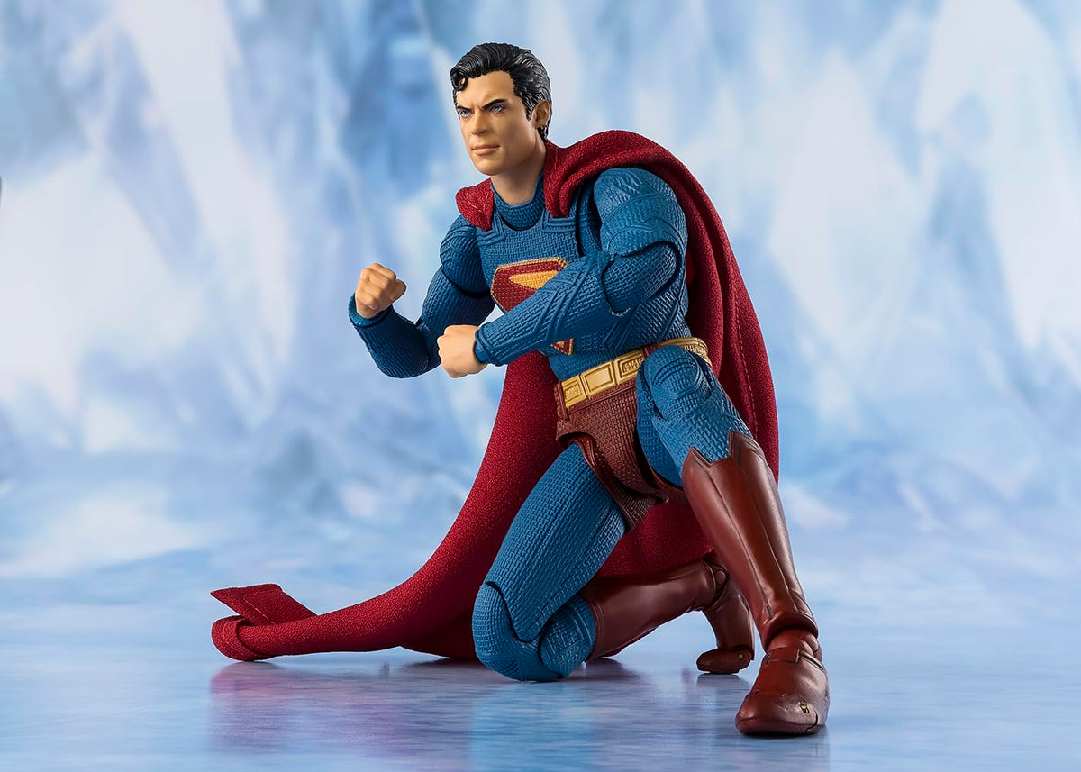 Tamashii Nations Superman S.H.Figuarts interchangeable left wrist parts for action poses.