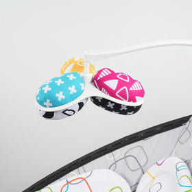Tayerop plush toy balls with colorful patterns to attract baby attention.