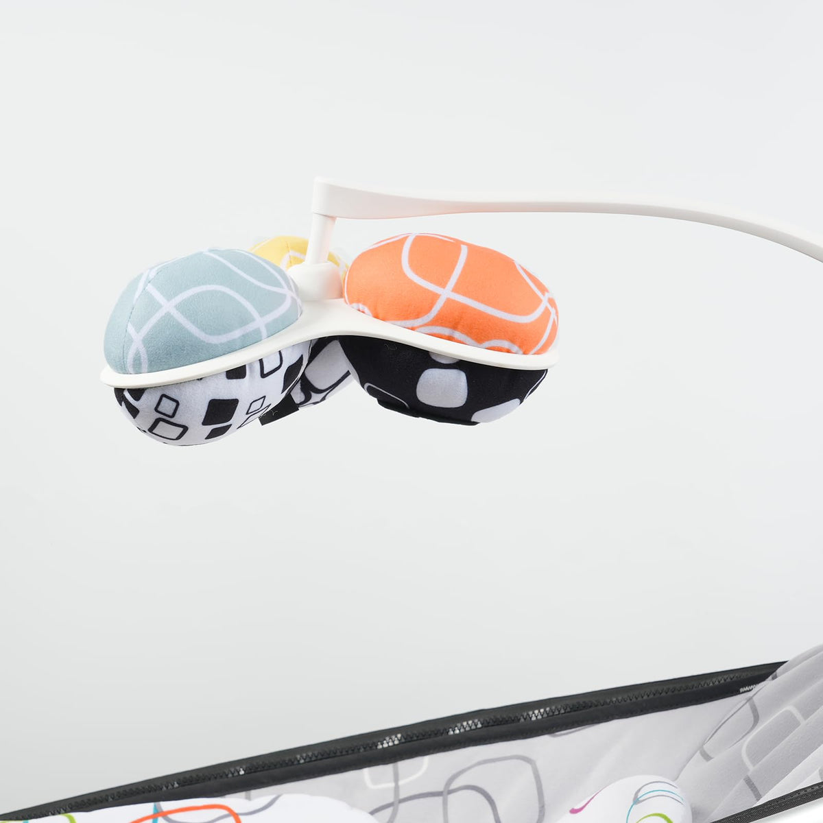 Tayerop crunchy-sound ball for Mamaroo swing adds tactile feedback