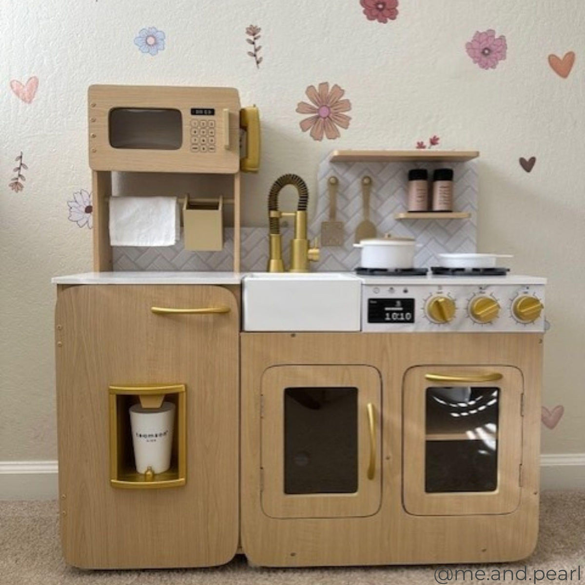 Teamson Kids Little Chef Cyprus knobs and doors detail, tactile control for little hands.