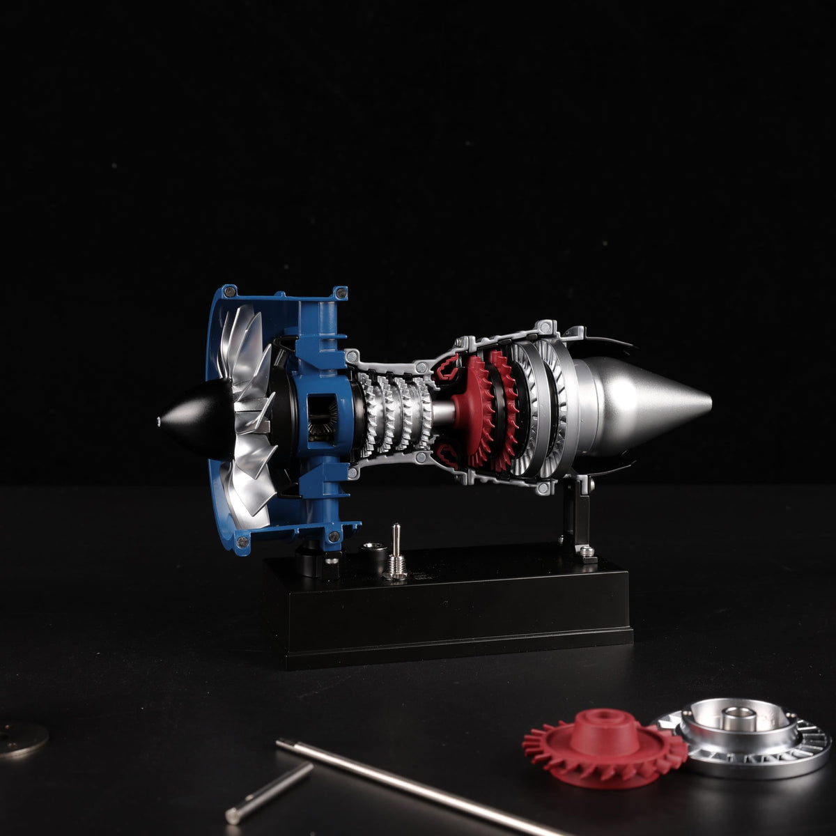 Teching DM122 combustion chamber detail highlights engine realism and educational appeal.