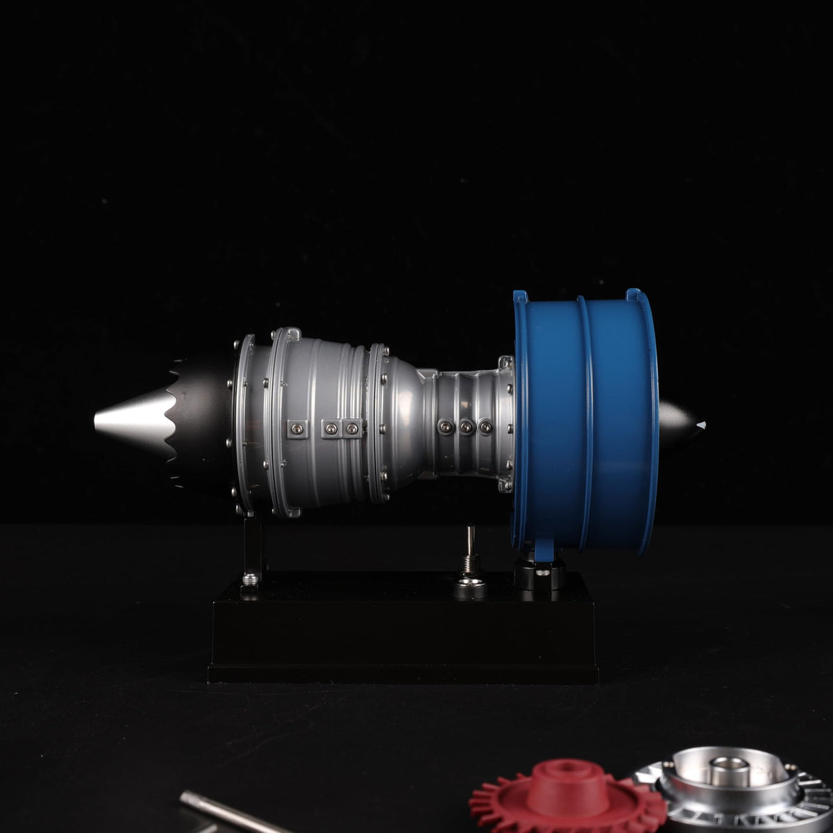 Teching DM122 low-pressure turbine detail demonstrates mechanical complexity.