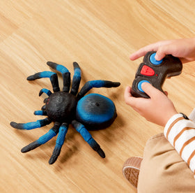 Terra by Battat tarantula night play in dark rooms with glowing LED eyes