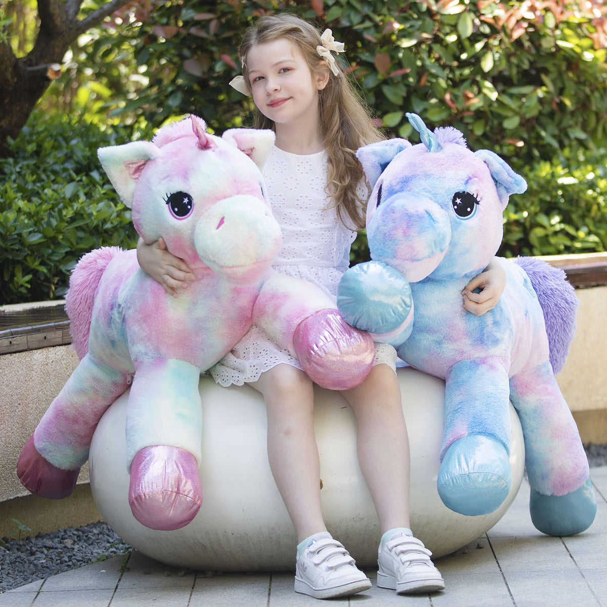 Tezituor hand-stitched mane and eyes add charm.