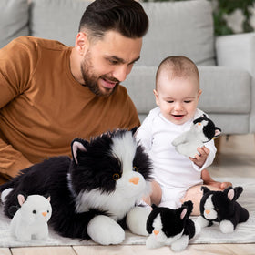 Tezituor realistic cat paws and eyes for lifelike companionship during playtime.
