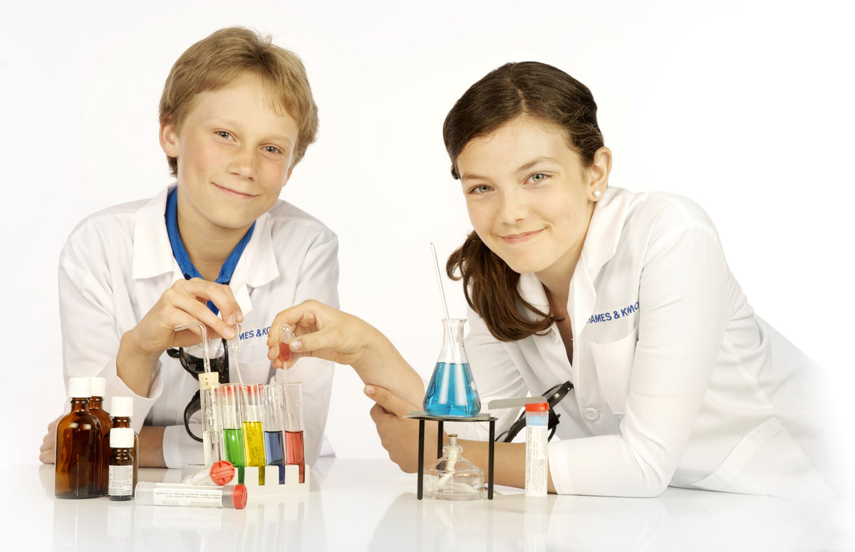 Thames & Kosmos Chem C3000 beakers for clear, accurate measurements.