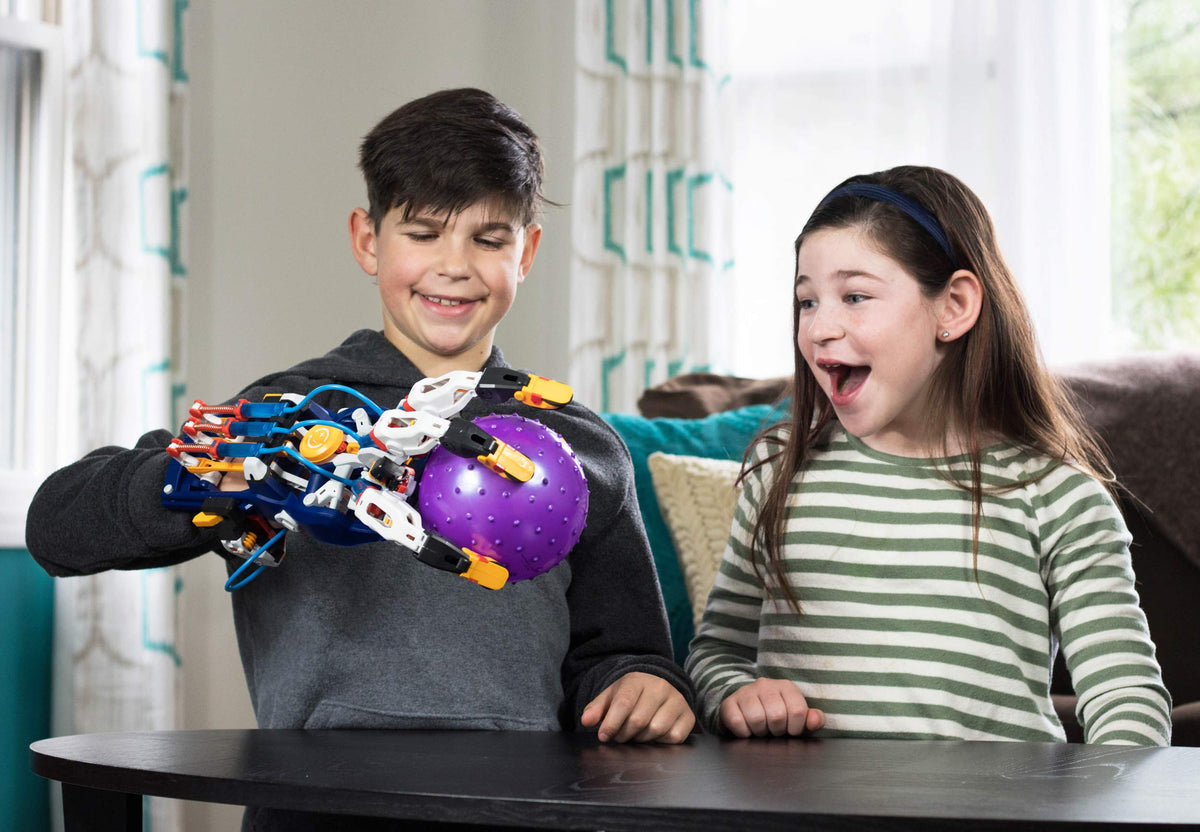 Thames & Kosmos Mega Cyborg Hand grip demo showcases reliable motor free object grasping.