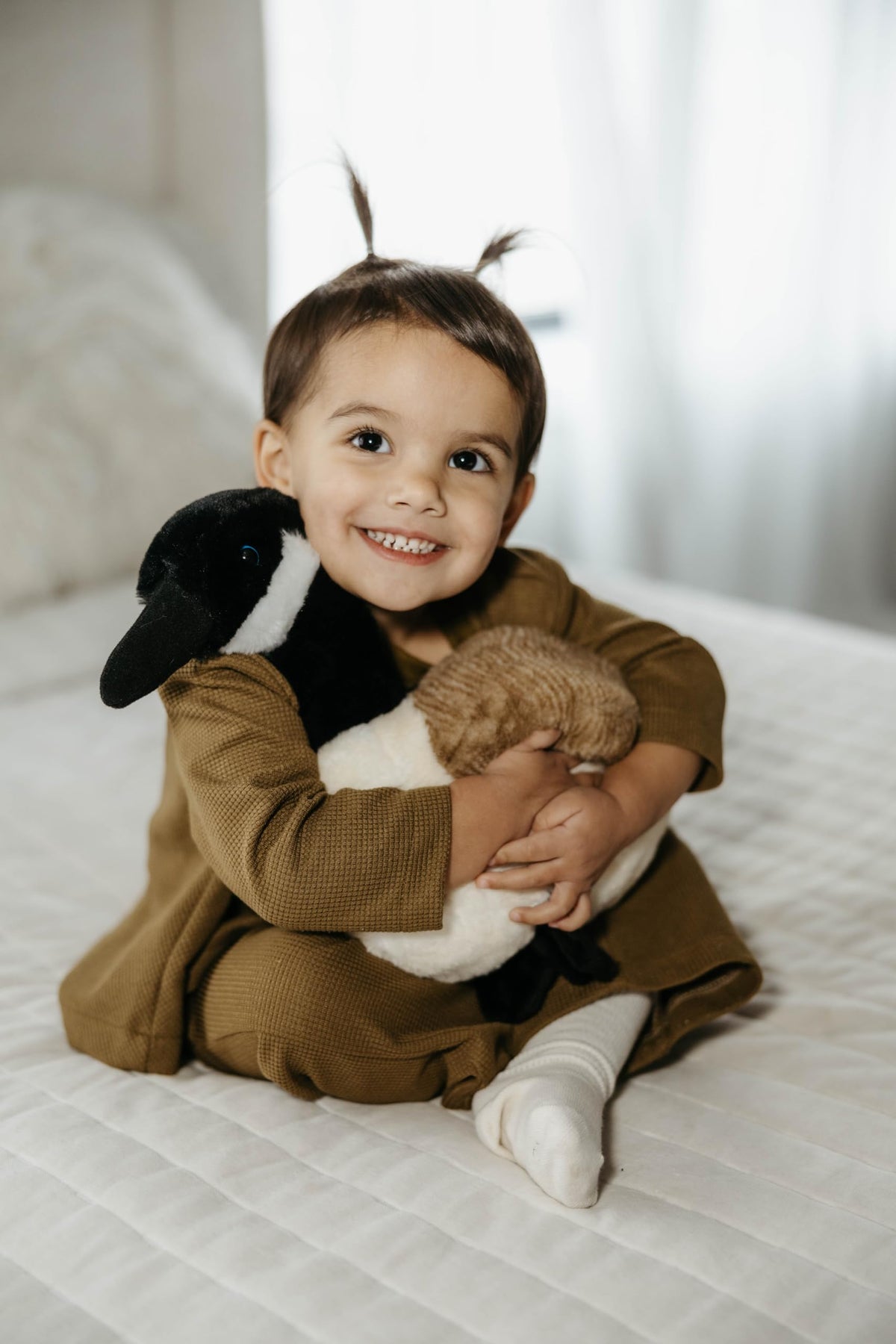 Canada Goose plush long black beak enhances realism during imaginative play.