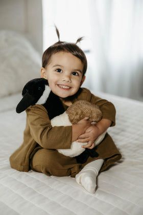 Canada Goose plush long black beak enhances realism during imaginative play.